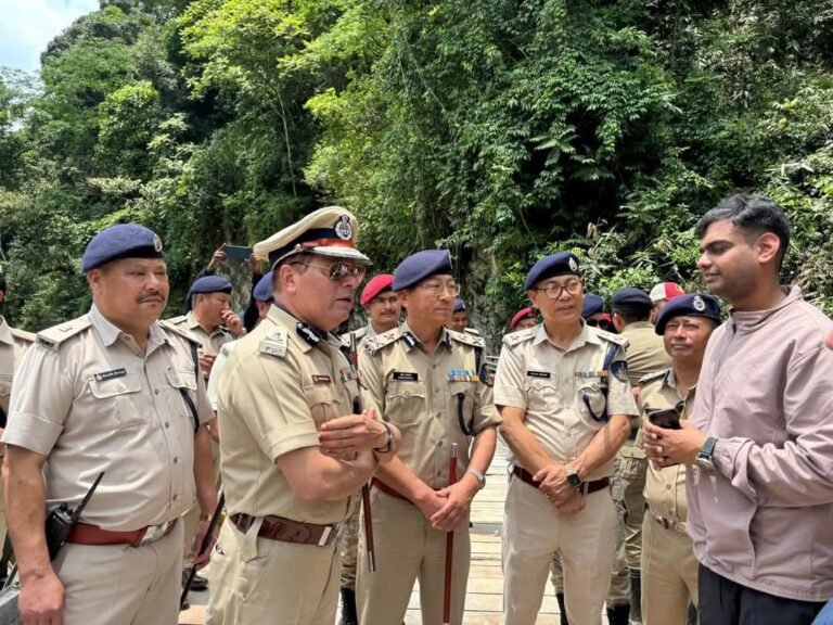 লাচুং থেকে উদ্ধার পর্যটকদের নিজে স্বাগত জানালেন সিকিম পুলিশের ডিজিপি অক্ষয় সচদেবা