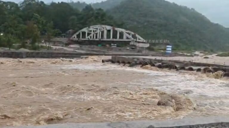 ফের বিপর্যয়ের মুখে দুধিয়ার হিউম পাইপের সেতু, বন্ধ শিলিগুড়ি-মিরিক যান চলাচল