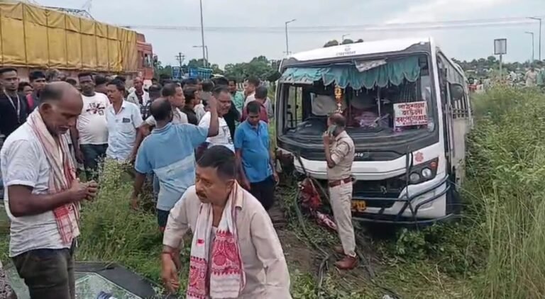দুর্ঘটনার কবলে পুণ্যার্থীদের বাস, আহত বেশ কয়েকজন