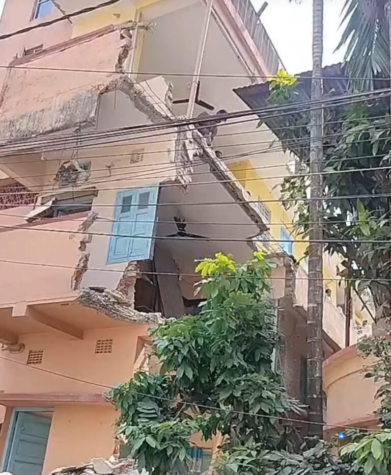 ফের বেআইনি নির্মাণের বিরুদ্ধে শিলিগুড়ি পুরনিগমের অভিযান, ভাঙা হল বহুতল