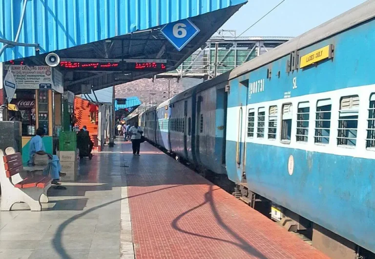 দূরপাল্লার ট্রেনের পরিচ্ছন্নতায় কড়া রেল
