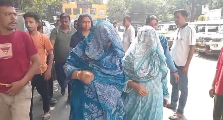 সোনার চেন চুরির ঘটনায় কলকাতা থেকে গ্রেপ্তার দুই মহিলা, উদ্ধার ১২ গ্রামের গয়না