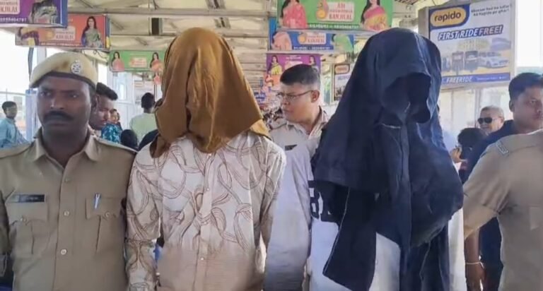 স্কুল ব্যাগ থেকে উদ্ধার আগ্নেয়াস্ত্র, গ্রেফতার ২