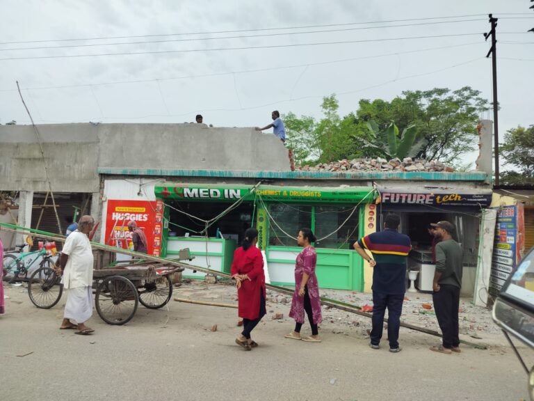 দুর্গাপুজোর রেশ কাটতে না কাটতেই উচ্ছেদ অভিযান, দীপাবলির আগে দুশ্চিন্তায় ফুলবাড়ির ব্যবসায়ীরা